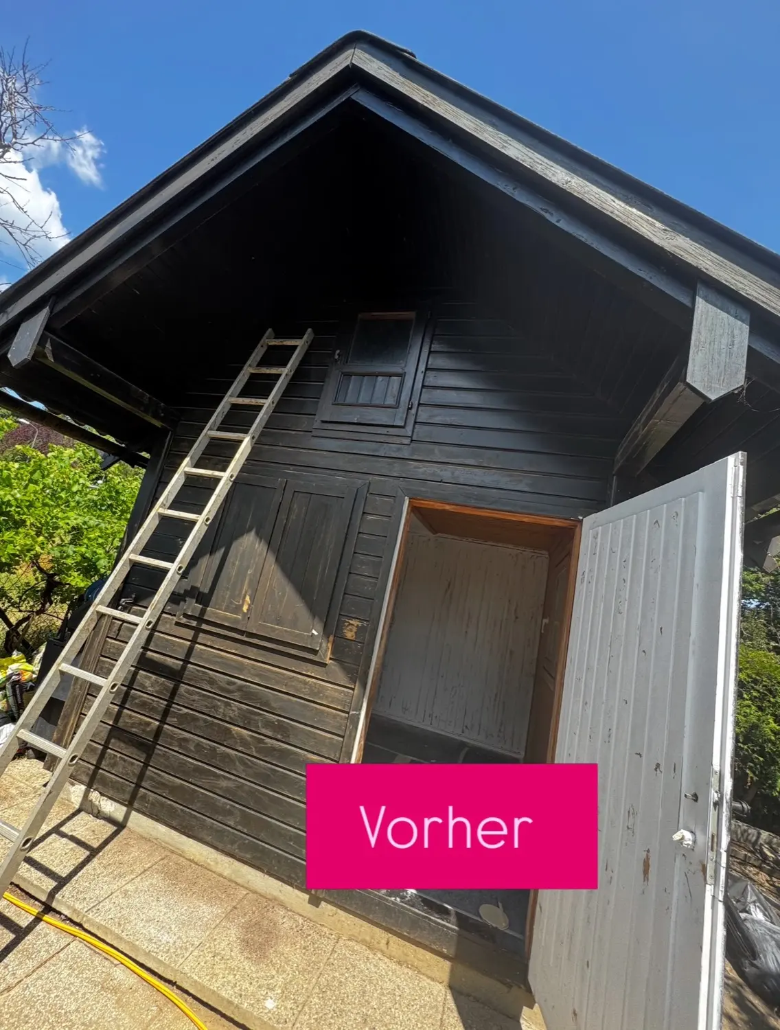 Gartenhaus vor der Arbeit: dunkler, verwitterter Altanstrich, Leiter an der Giebelseite