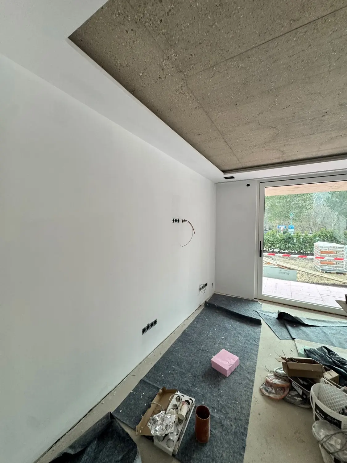 Fertig gespachtelte und gestrichene Wand, Tageslicht von der Terrassentür