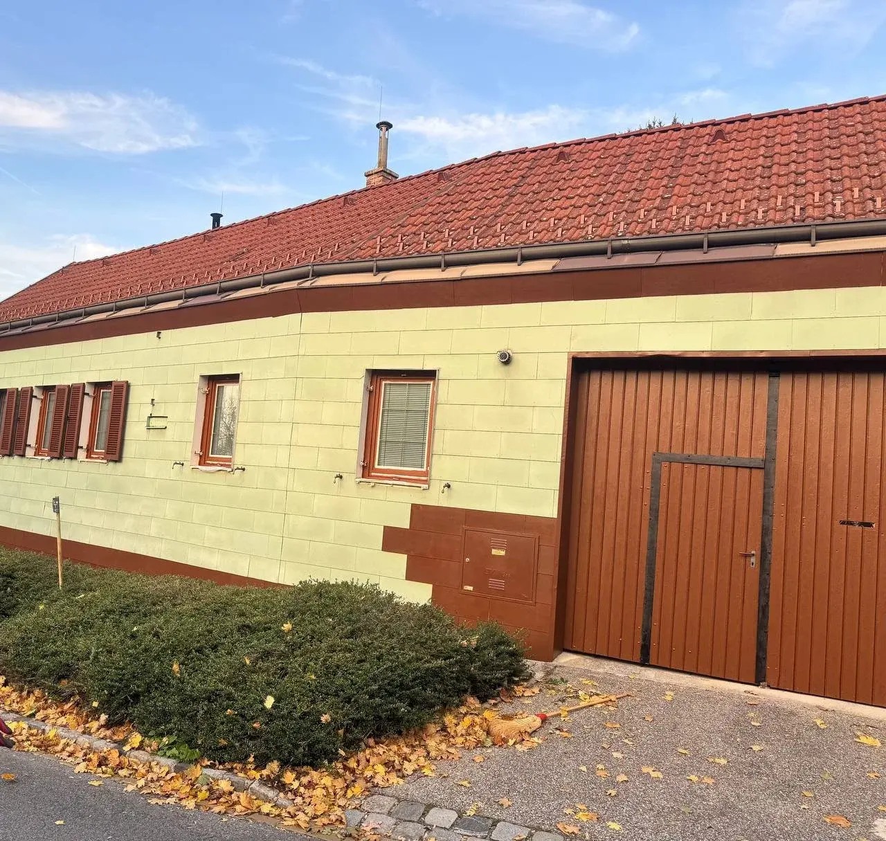Längsseite des Hauses nach der Fassadensanierung