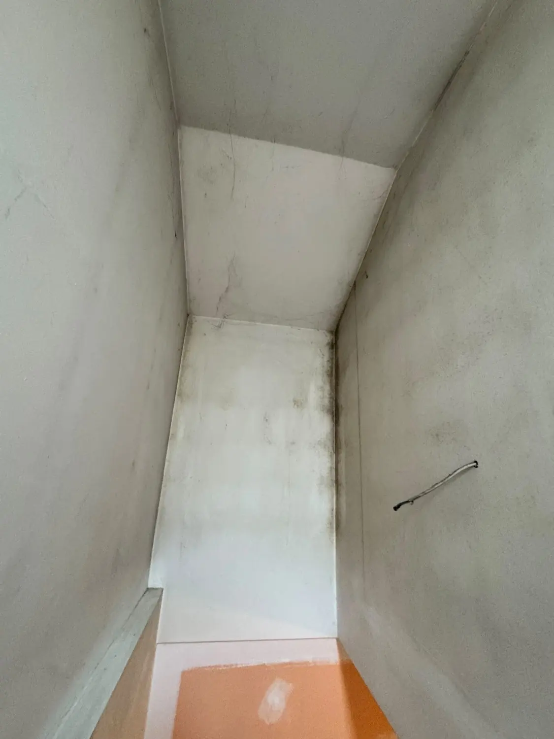 Stiegenhaus vor dem Anstrich: dunkle Flecken an Wand und Dachschräge